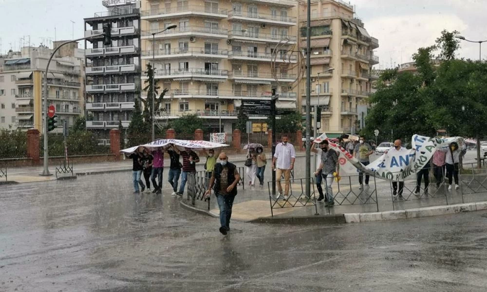 Θεσσαλονίκη: Υπό ισχυρή βροχόπτωση διαδήλωσαν οι διανομείς φαγητού